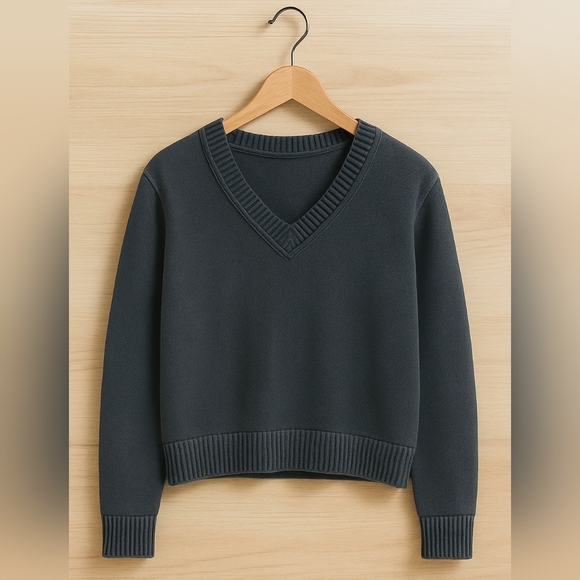 New American Eagle V-Neck Sweater – Soft, Stylish & Sustainable! LARGE - Picture 7 of 8